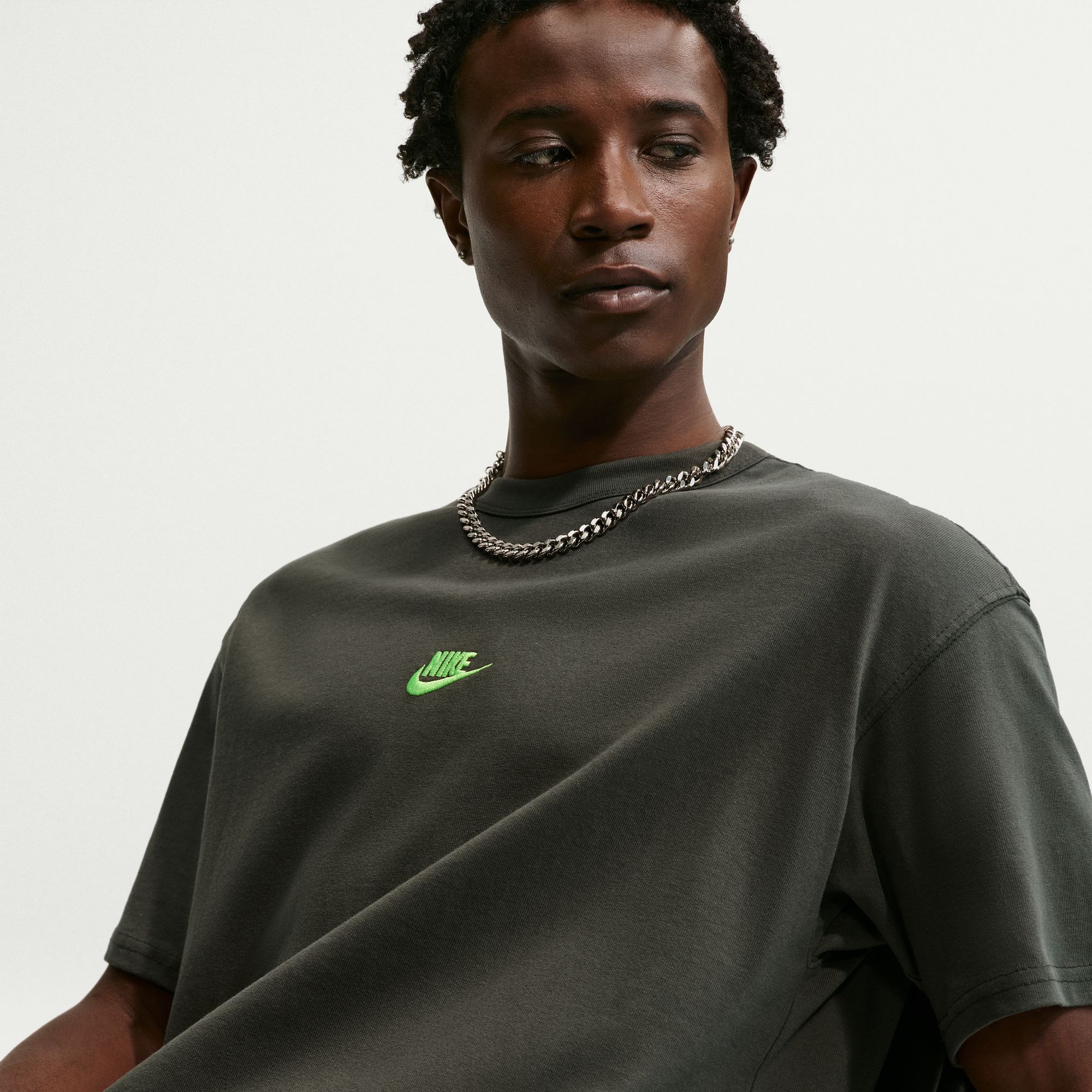 NIKE MENS LOOSE PREMIUM ESSENTIAL TEE