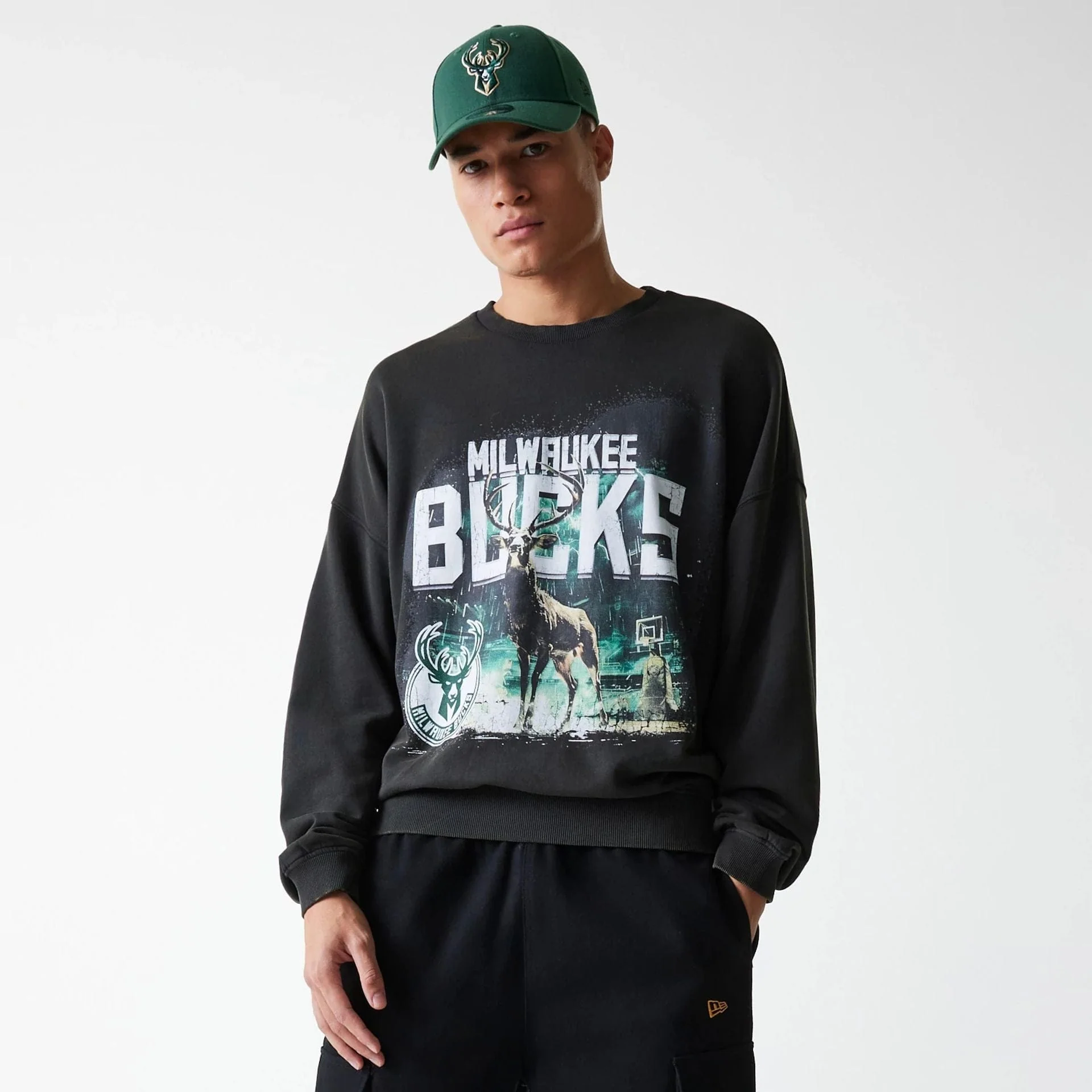 NEW ERA NBA WASHED GRAPHIC CREW - MILWAUKEE BUCKS
