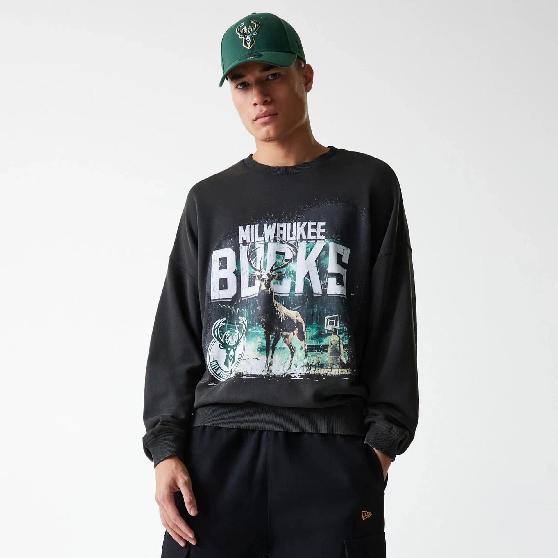 NEW ERA NBA WASHED GRAPHIC CREW MILWAUKEE BUCKS