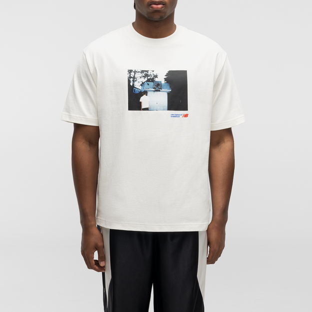 NEW BALANCE BASKETBALL PHOTO GRAPHIC TEE