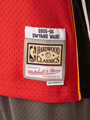 MITCHELL & NESS SWINGMAN JERSEY HEAT WADE 05-06 ROAD