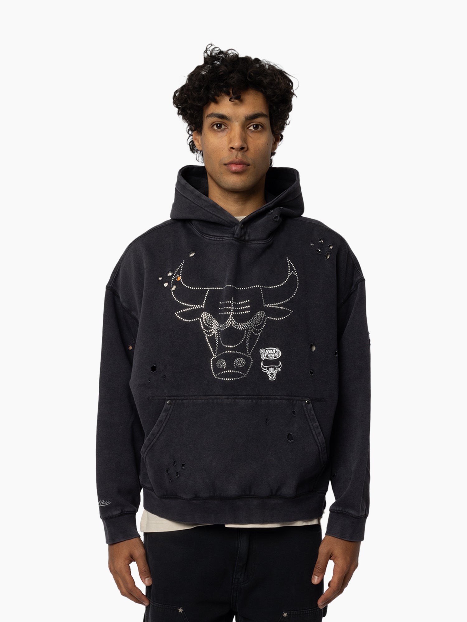 MITCHELL & NESS DISTRESSED RHINESTONE LOGO HOOD BULLS
