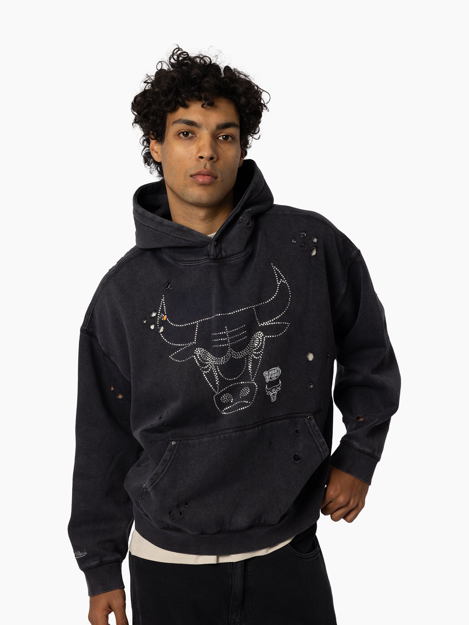 MITCHELL & NESS DISTRESSED RHINESTONE LOGO HOOD BULLS
