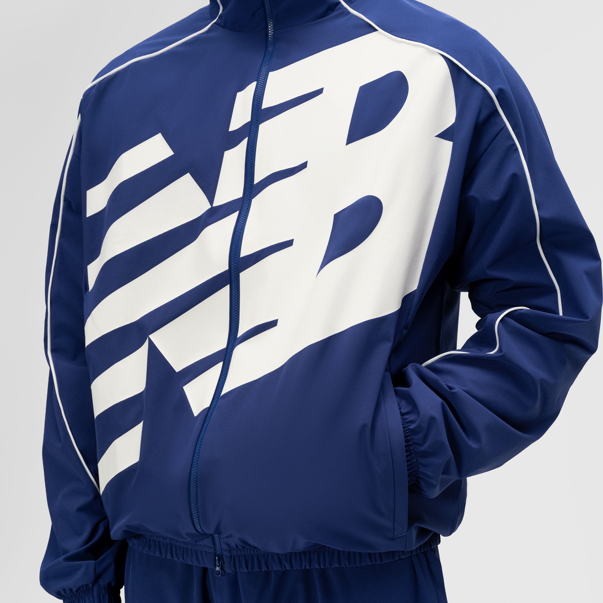 NEW BALANCE BASKETBALL OVERSIZED PRINT WOV
