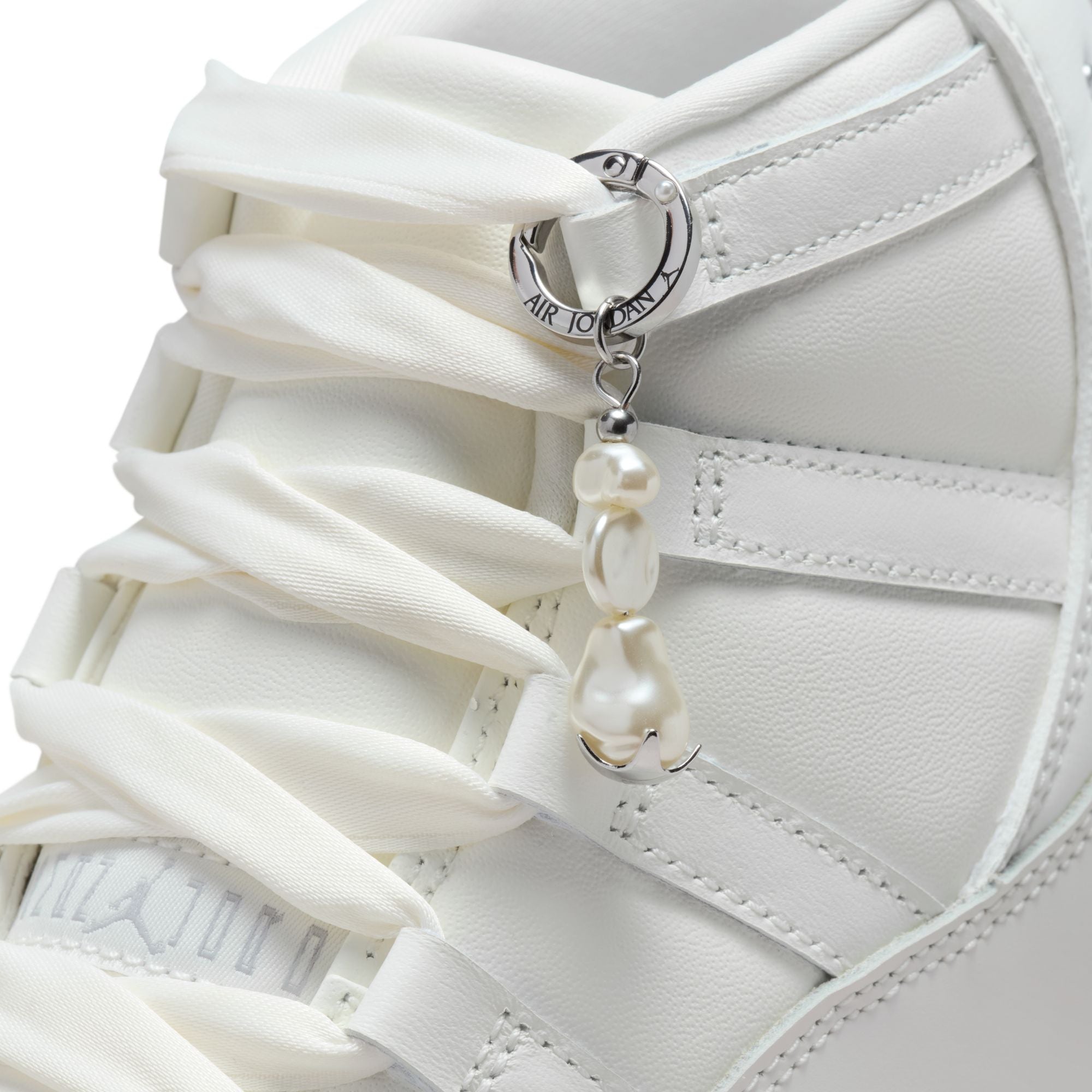 AIR JORDAN WOMENS 11 RETRO "PEARL"