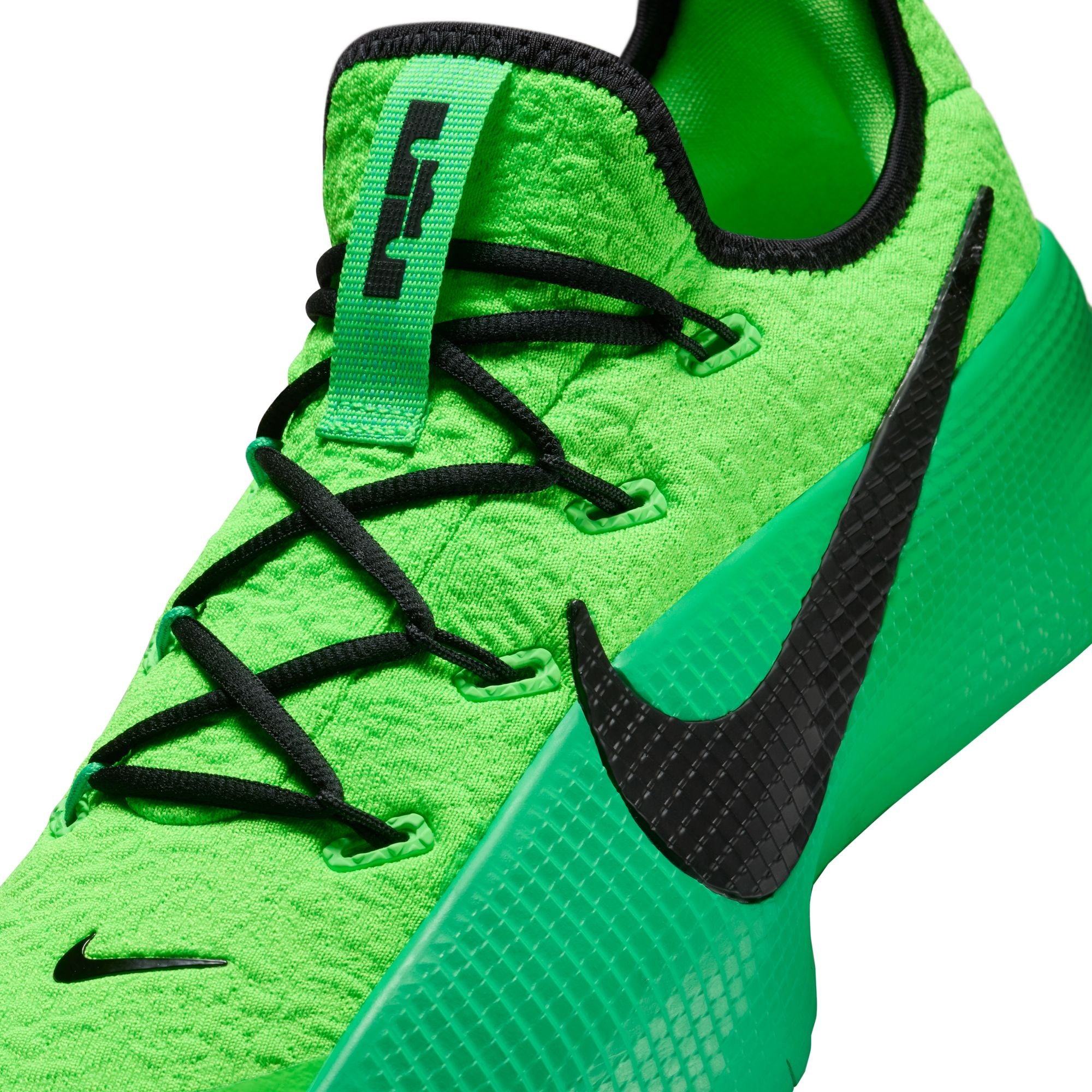 NIKE LEBRON TR 1