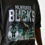 NEW ERA NBA WASHED GRAPHIC TEE MILWAUKEE BUCKS