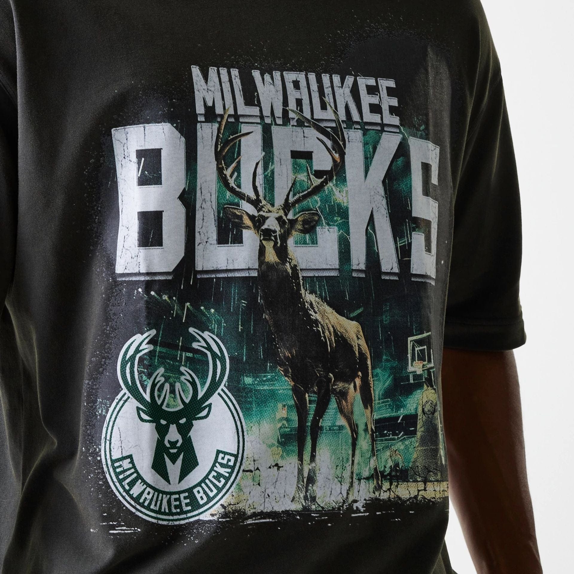 NEW ERA NBA WASHED GRAPHIC TEE MILWAUKEE BUCKS