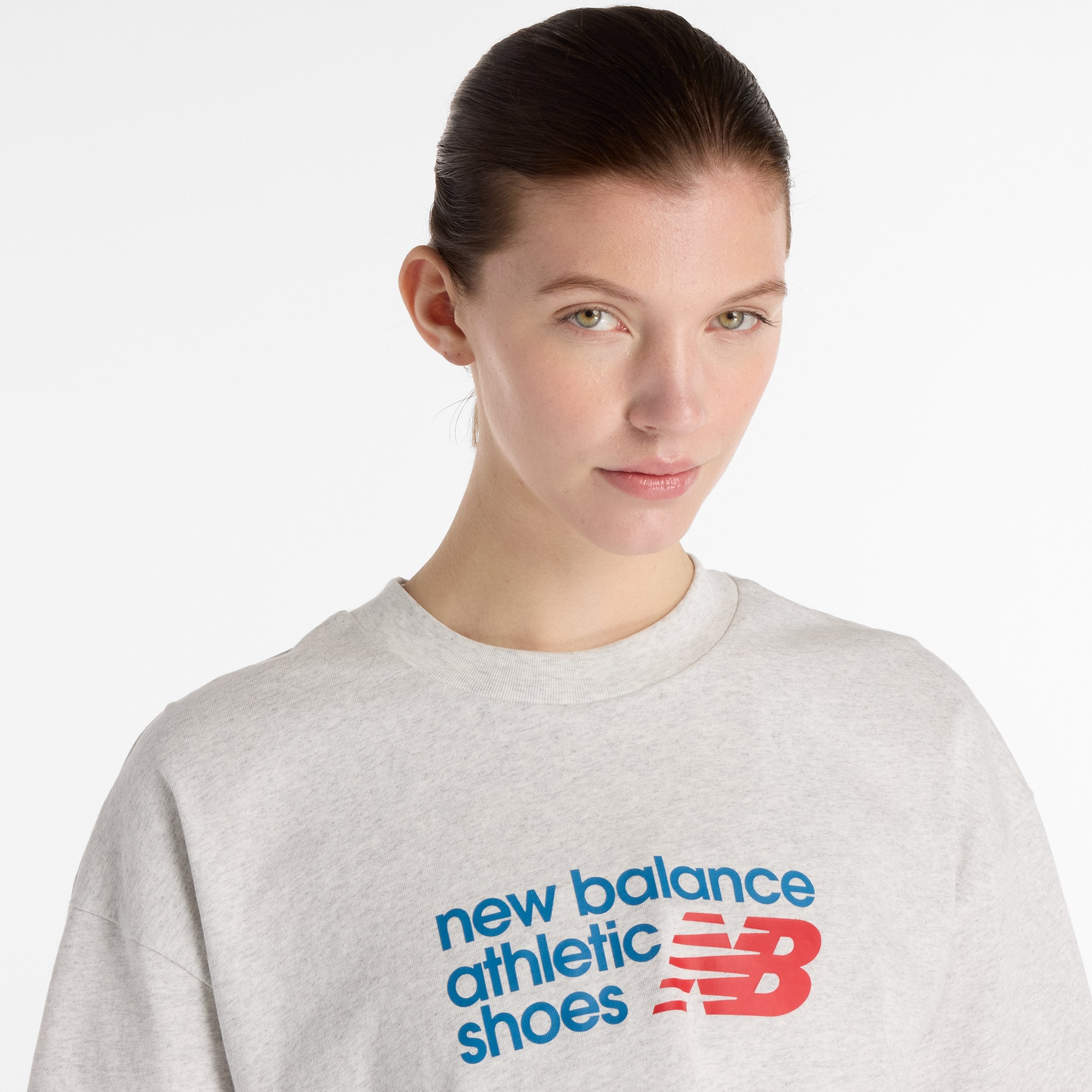 NEW BALANCE ATHLETICS PREMIUM CHEST LOGO CROPPED T-SHIRT- AHH