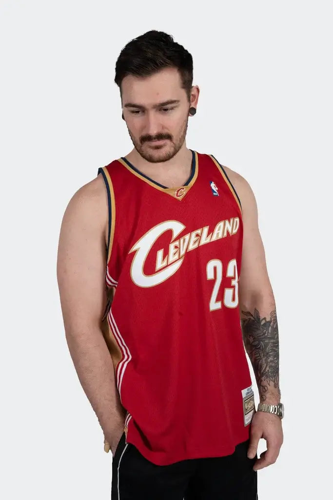 MITCHELL & NESS 03-04 ROAD CLEVELAND CAVALIERS SWINGMAN JERSEY - LEBRON JAMES