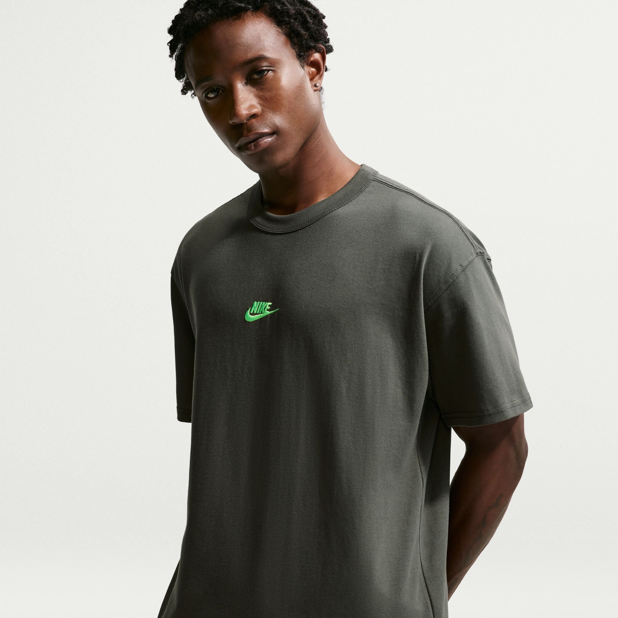 NIKE MENS LOOSE PREMIUM ESSENTIAL TEE