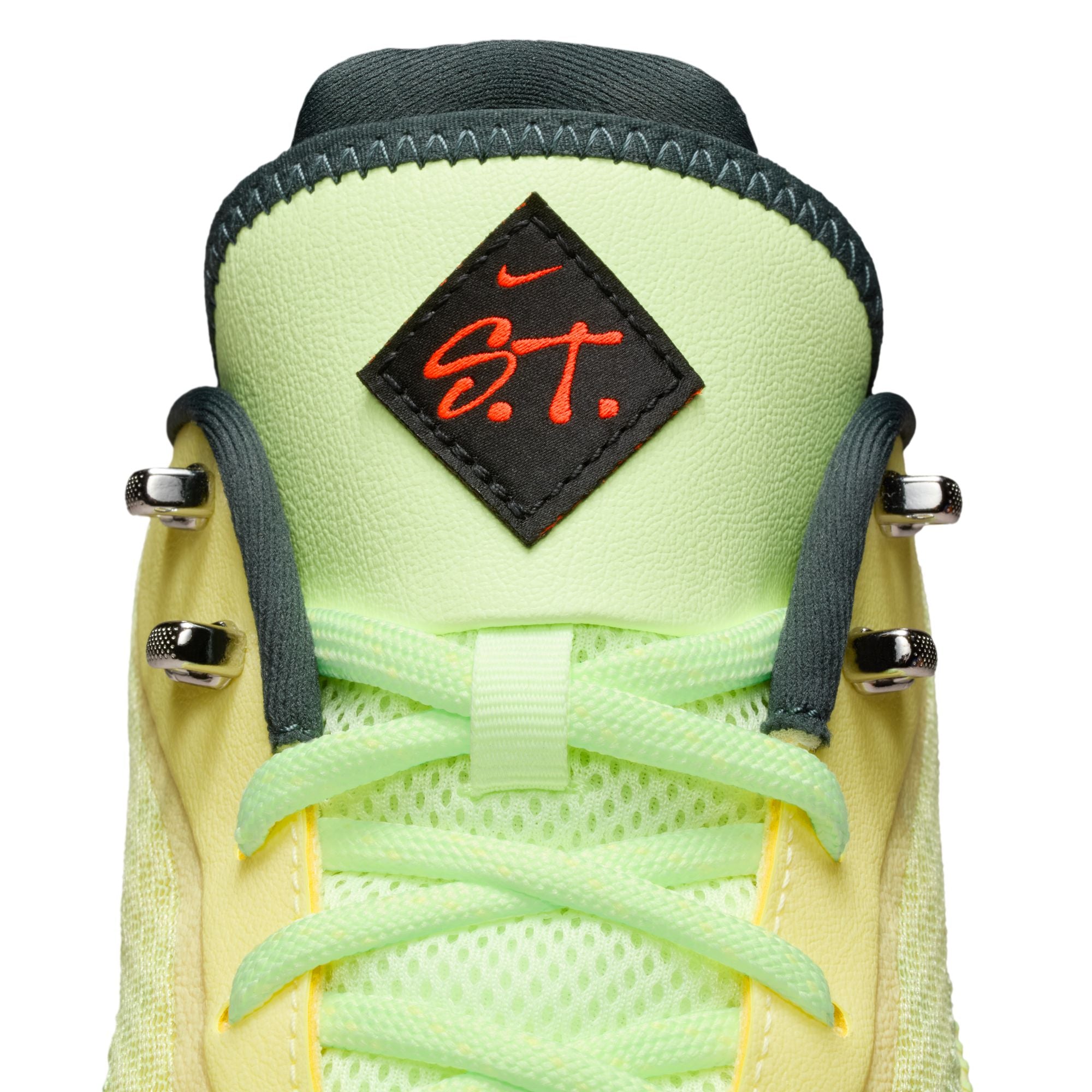 NIKE S.T. FLARE